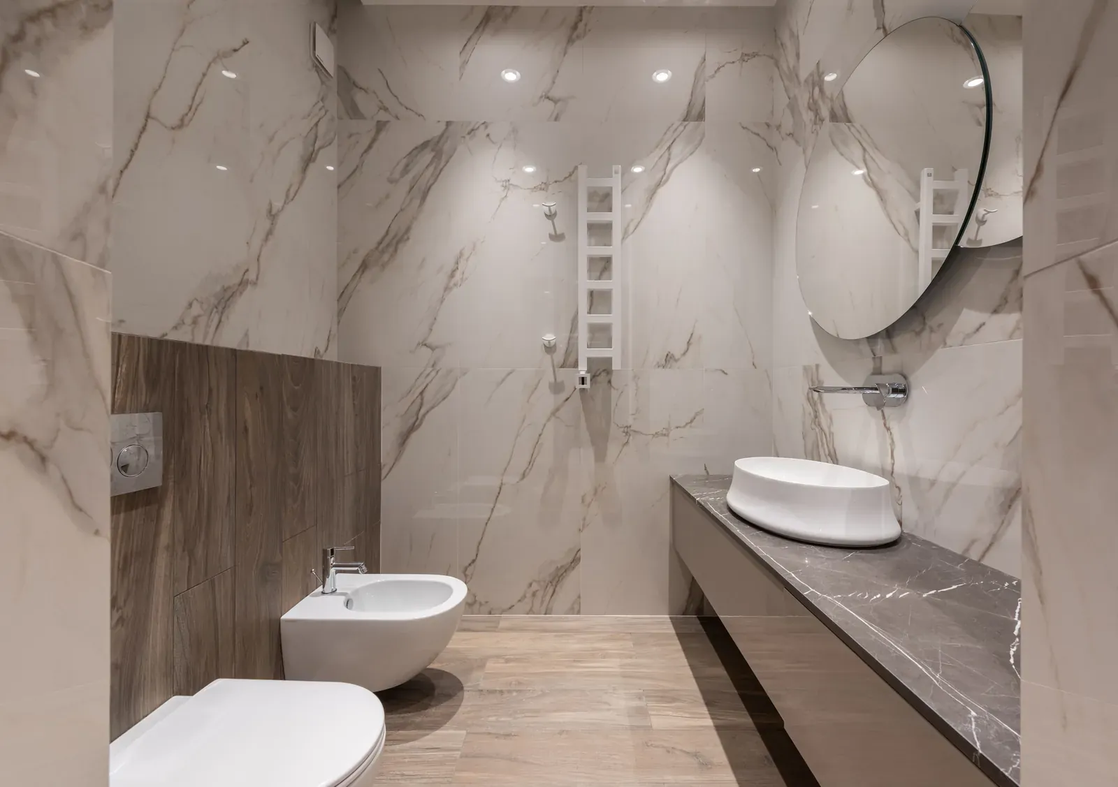 Large-format marble-look porcelain bathroom with wood-look floor